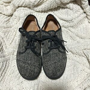 Tom’s size 8.5 lace up shoe